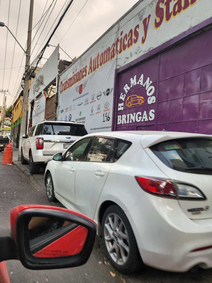 Miri_heva's tweet photo. @UCS_GCDMX @C5_CDMX Buenas tardes, los vehículos siguen sobre la banqueta. https://t.co/G5M5c0RRif