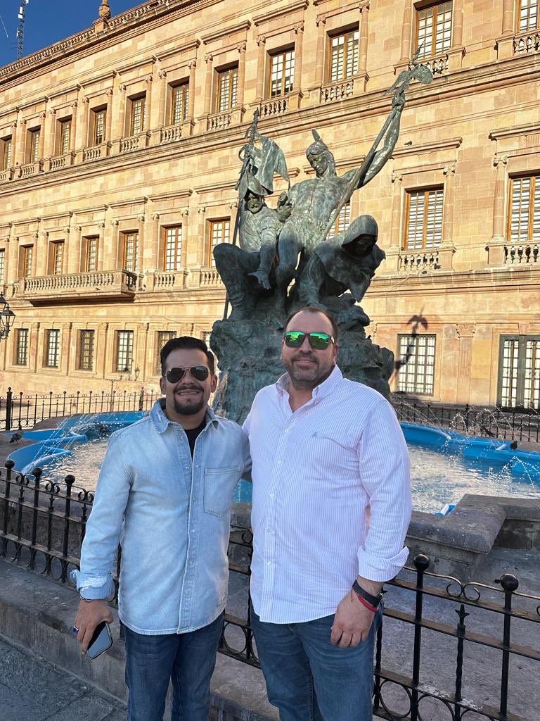 franciscotobias's tweet photo. Ayer nos aventamos una plática genial con mi amigo @Cuauhtemoc_1521 quien en su cuenta de twiter comparte la historia de una manera muy amena y divertida.  Les recomiendo su libro “El mundo Prehispánico para gente con prisa” https://t.co/KV29QkMY1q