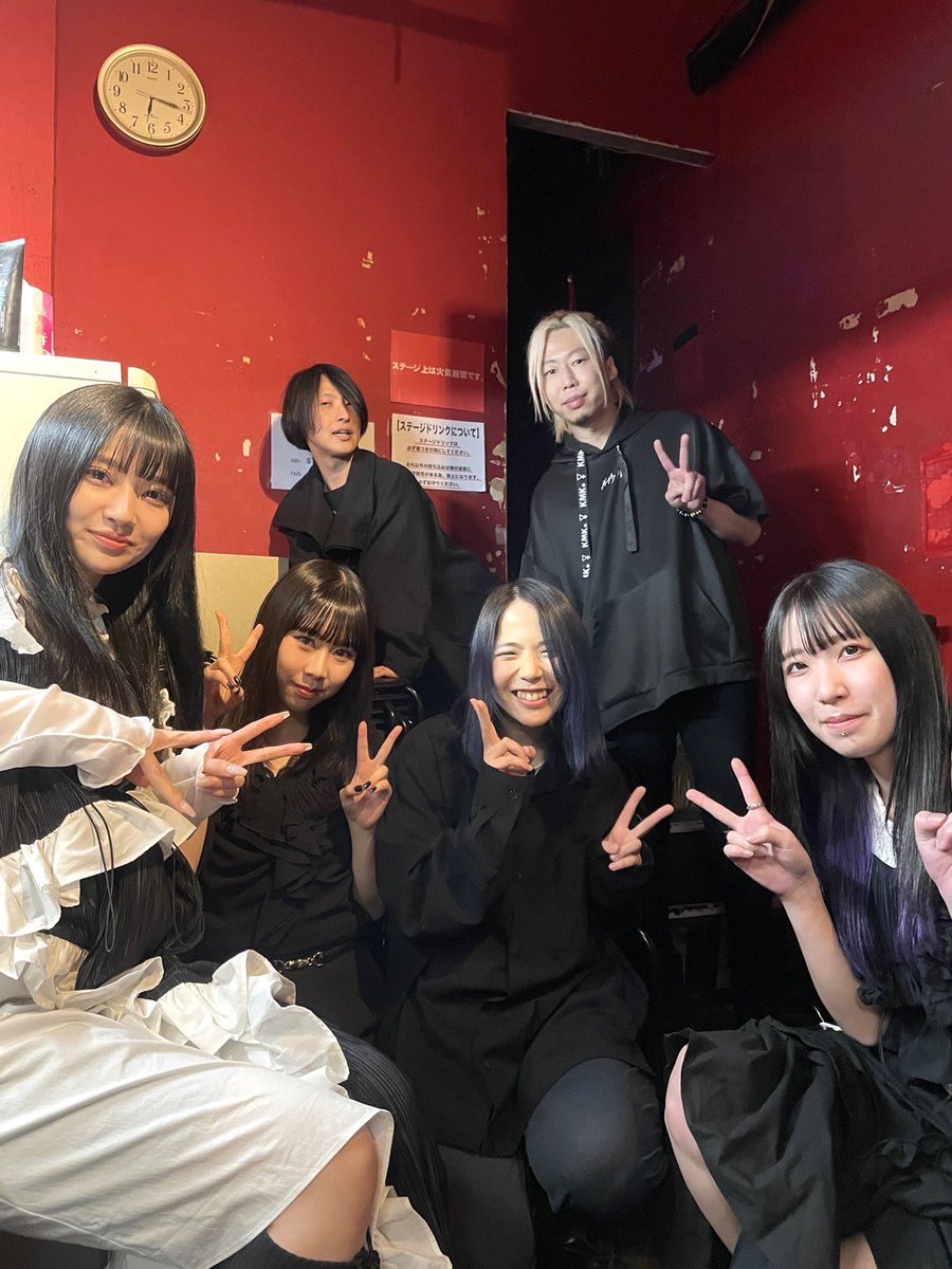 4/30(日)『BRATS - DECISION』＠渋谷Star Lounge

【Live Performer】
黒宮れい (Vo.)前左
黒宮あや (B.)前右
ゆーみ   (G.)中右
maki     (Dr.)中左
江草一平 (G.)後右
おおくぼけい(Manipulator)後左
 
#BRATS_Japan