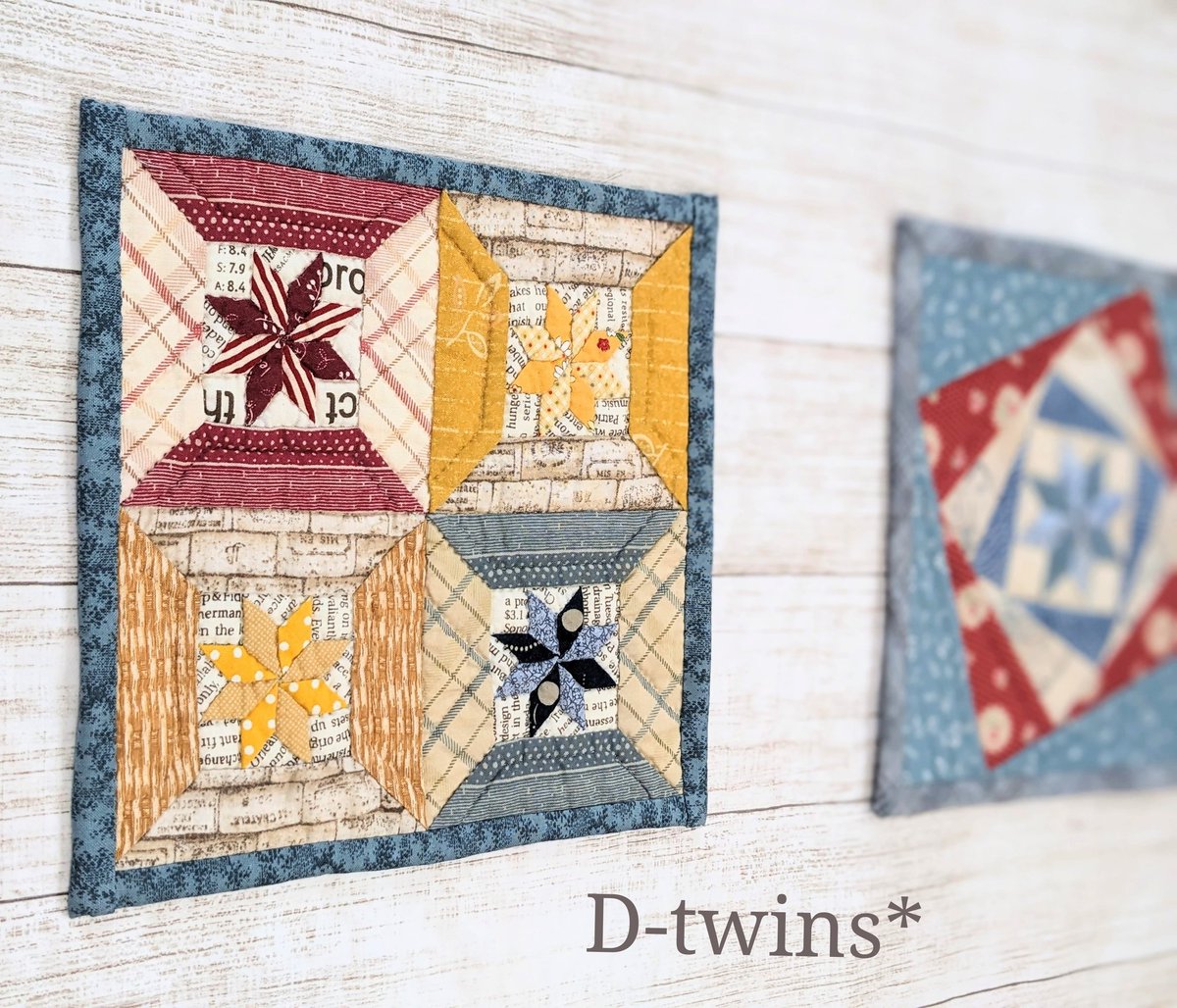 Dtwins_handmade's tweet image. #patchworkquilt
21cm角のミニキルト。
糸巻きのパターンのオリジナルのアレンジで♪
この小さなレモンスターは
なんと5cm角なの😄
めっちゃ小さなピースなので重なり部分を合わせるのに大変でした。
何枚か並べてタイルのように壁に貼ると可愛いと思う💕
#アメリカン
#ドールハウス