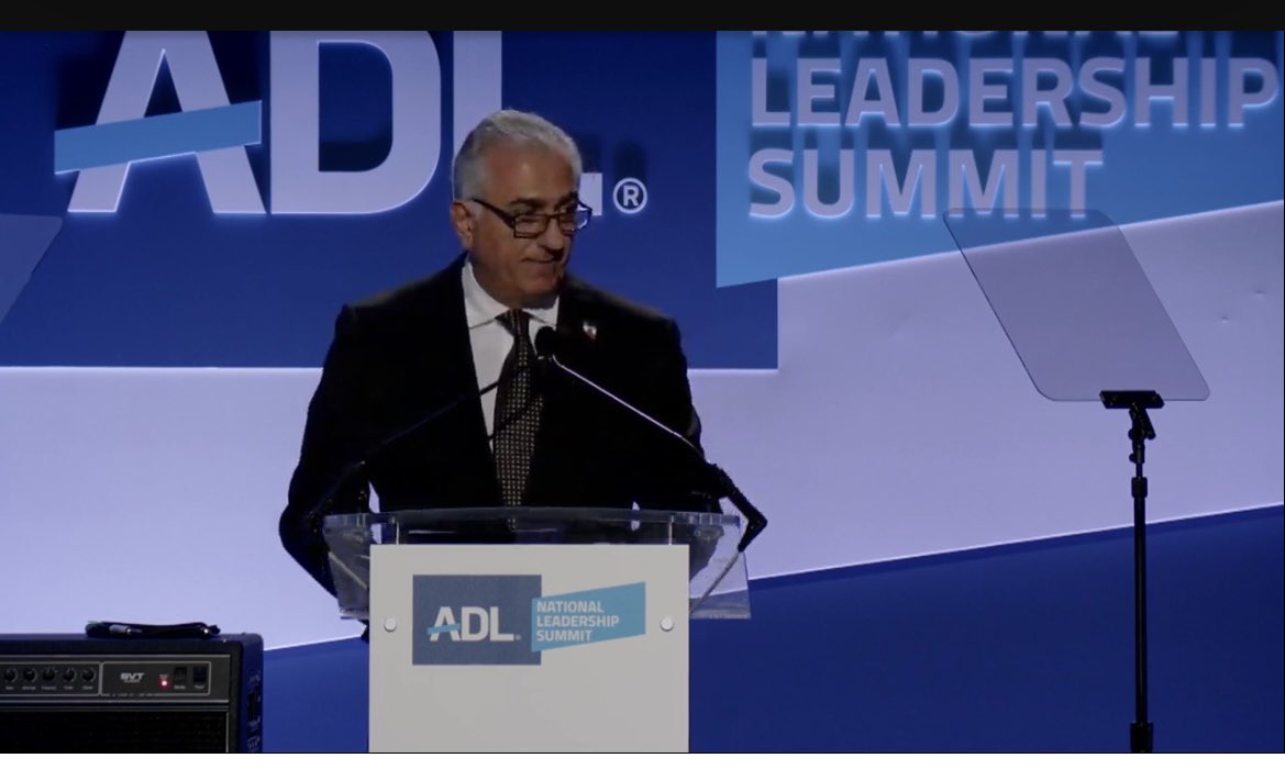 سخنان شاهزاده رضا پهلوی در اجلاس رهبری و مخاطبان @adl #NLS2023 : 

معبد دیگری هم ساخته خواهد شد، ایران معبد ماست. با ما بایستید. 

#اتحاد_رمز_پیروزی 
@PahlaviReza