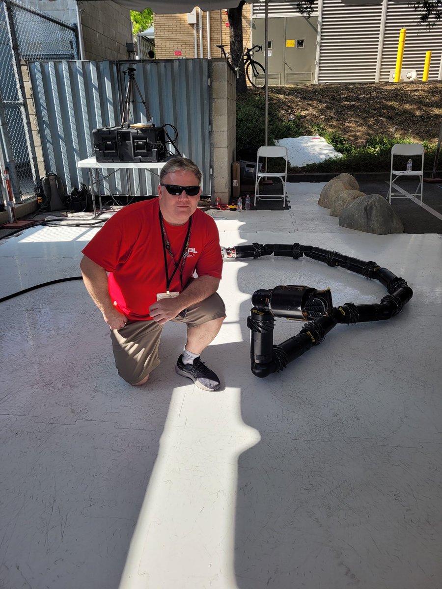 Had a blast showing off the #EELS robot at #ExploreJPL this weekend! Awesome job team.  Thanks for dropping by @LaurieofMars! <a href="/NASAJPL/">NASA JPL</a>