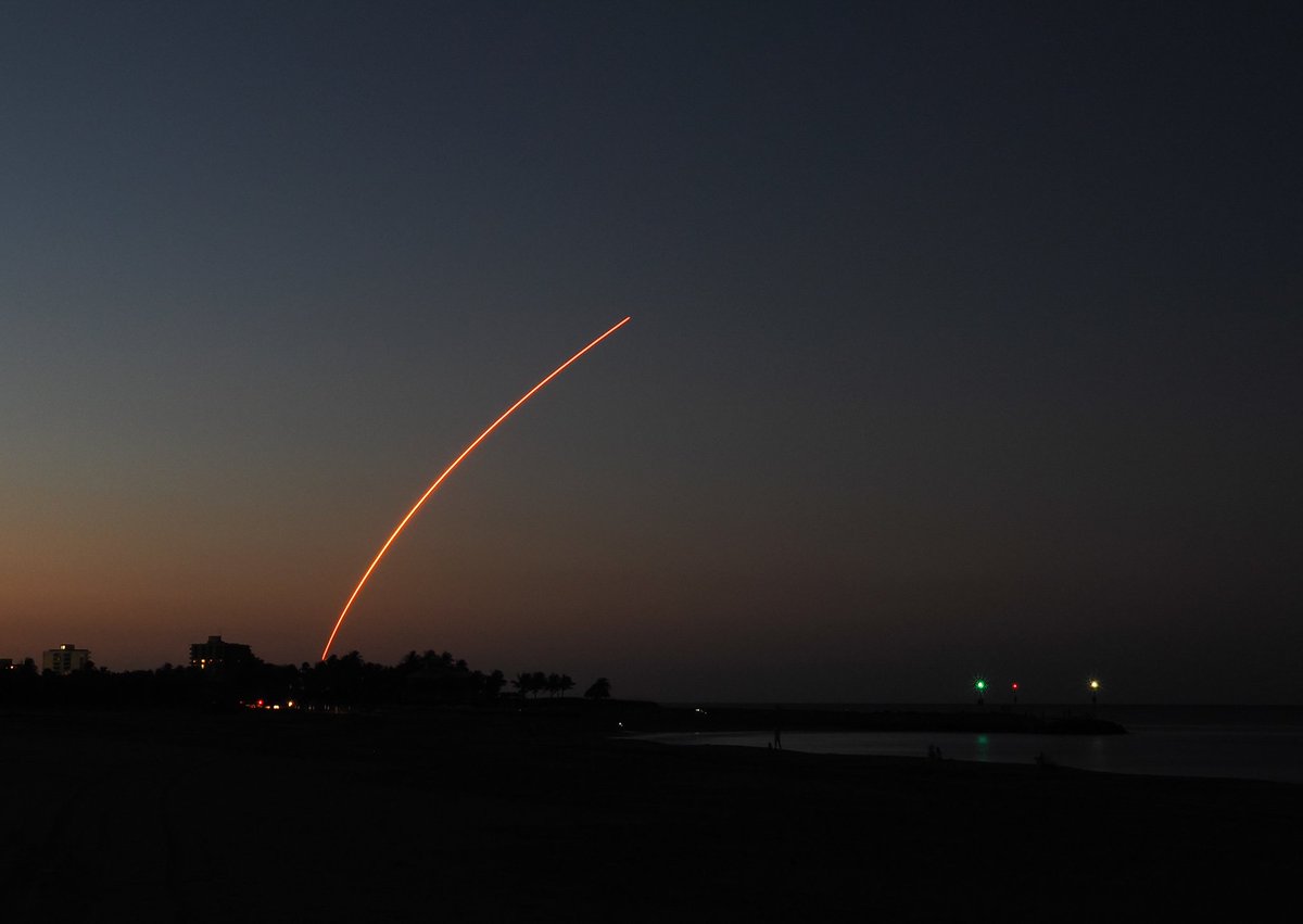 MichaelShorts0's tweet image. Falcon Heavy launch tonight as seen from Jupiter Florida.