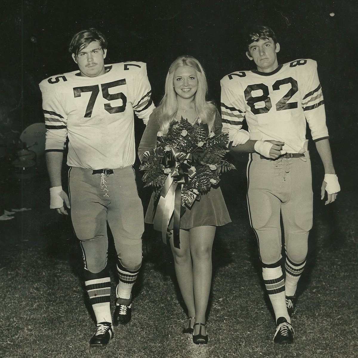jvbt82hhs's tweet photo. #HasAnyoneEver Kissed the Homecoming Queen? https://t.co/HxT2atPFpf