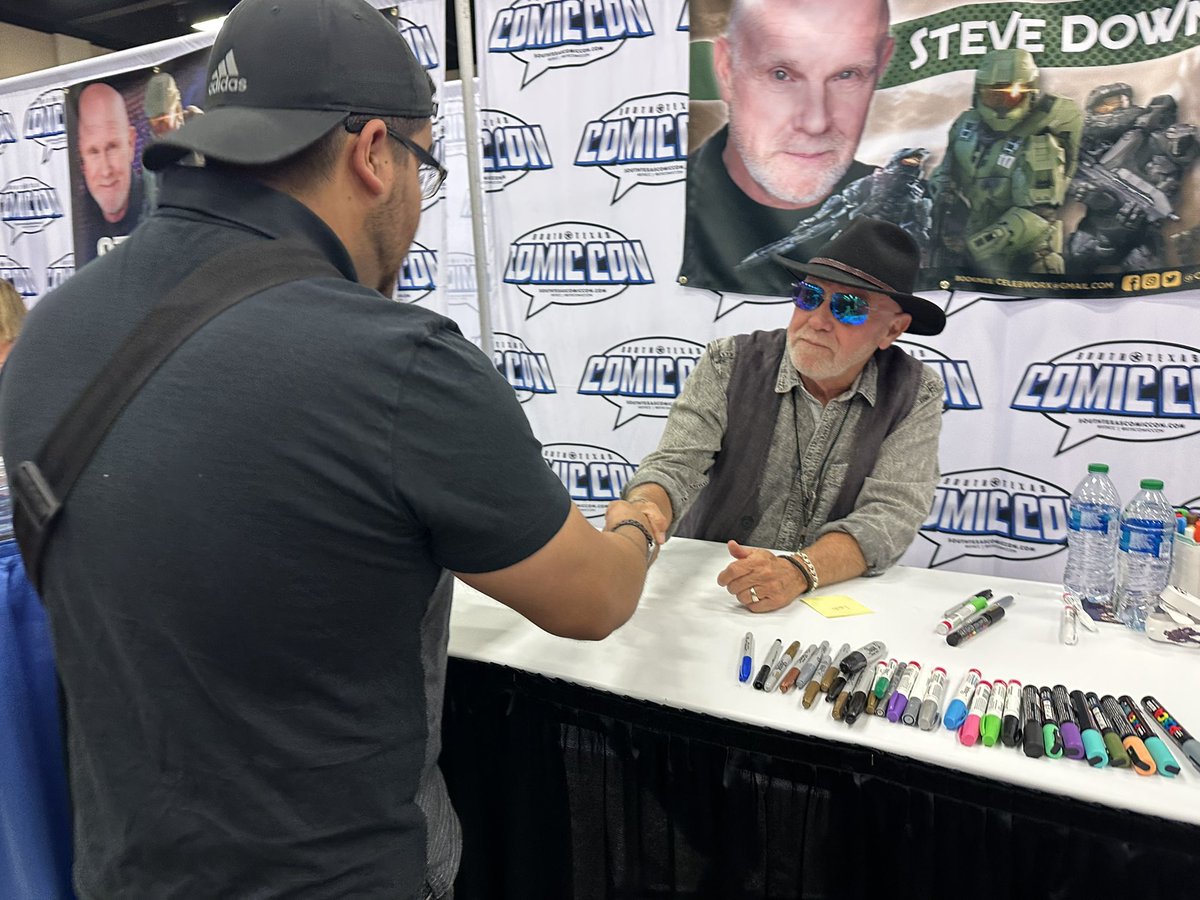 RealBecerjos002's tweet photo. Had the honor of meeting the man himself @SteveDownes117 AKA Master Chief π₯Ή
#STXComicCon
#halo
#masterchief https://t.co/GObPIxRpW1