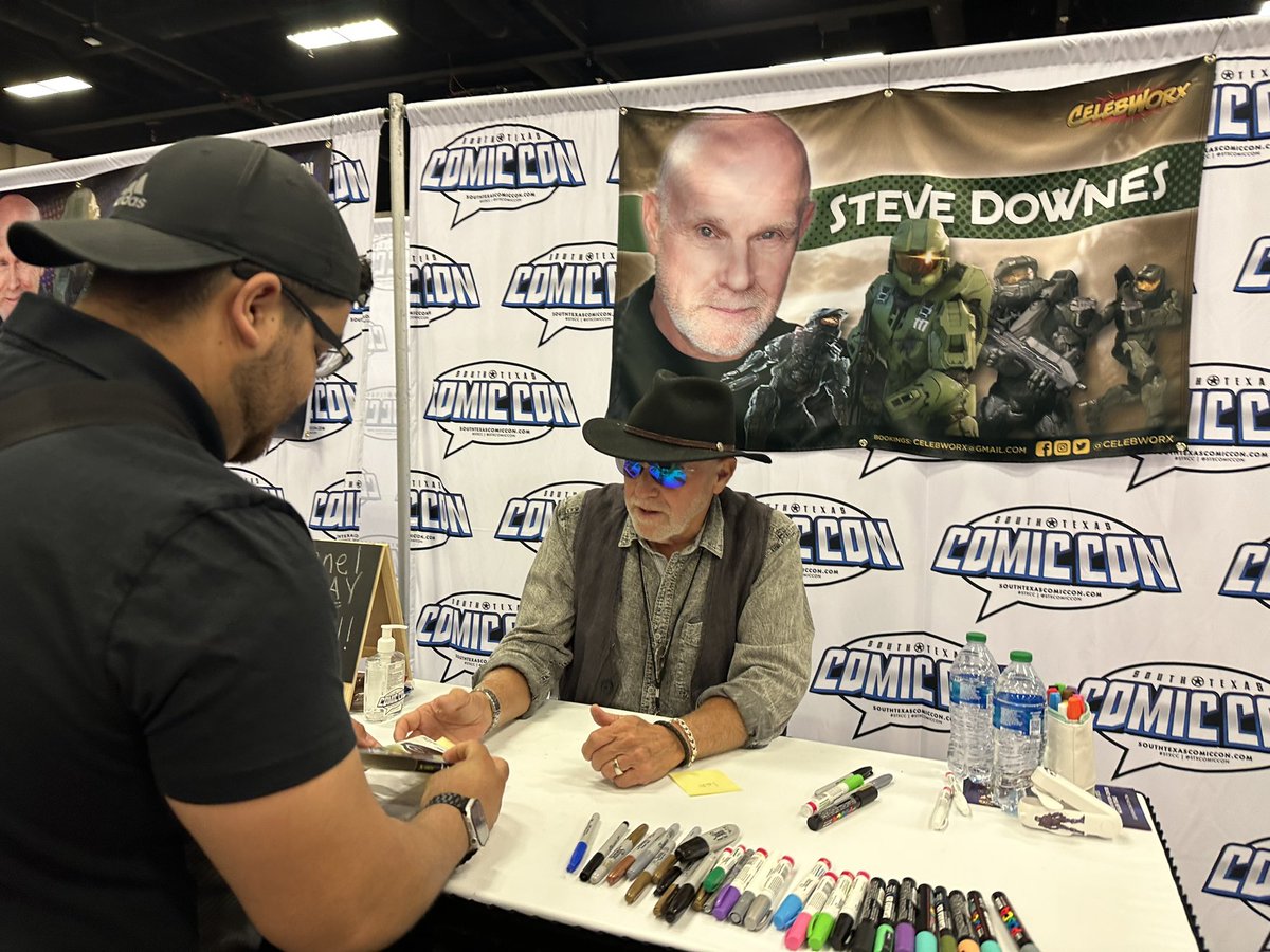 RealBecerjos002's tweet photo. Had the honor of meeting the man himself @SteveDownes117 AKA Master Chief π₯Ή
#STXComicCon
#halo
#masterchief https://t.co/GObPIxRpW1