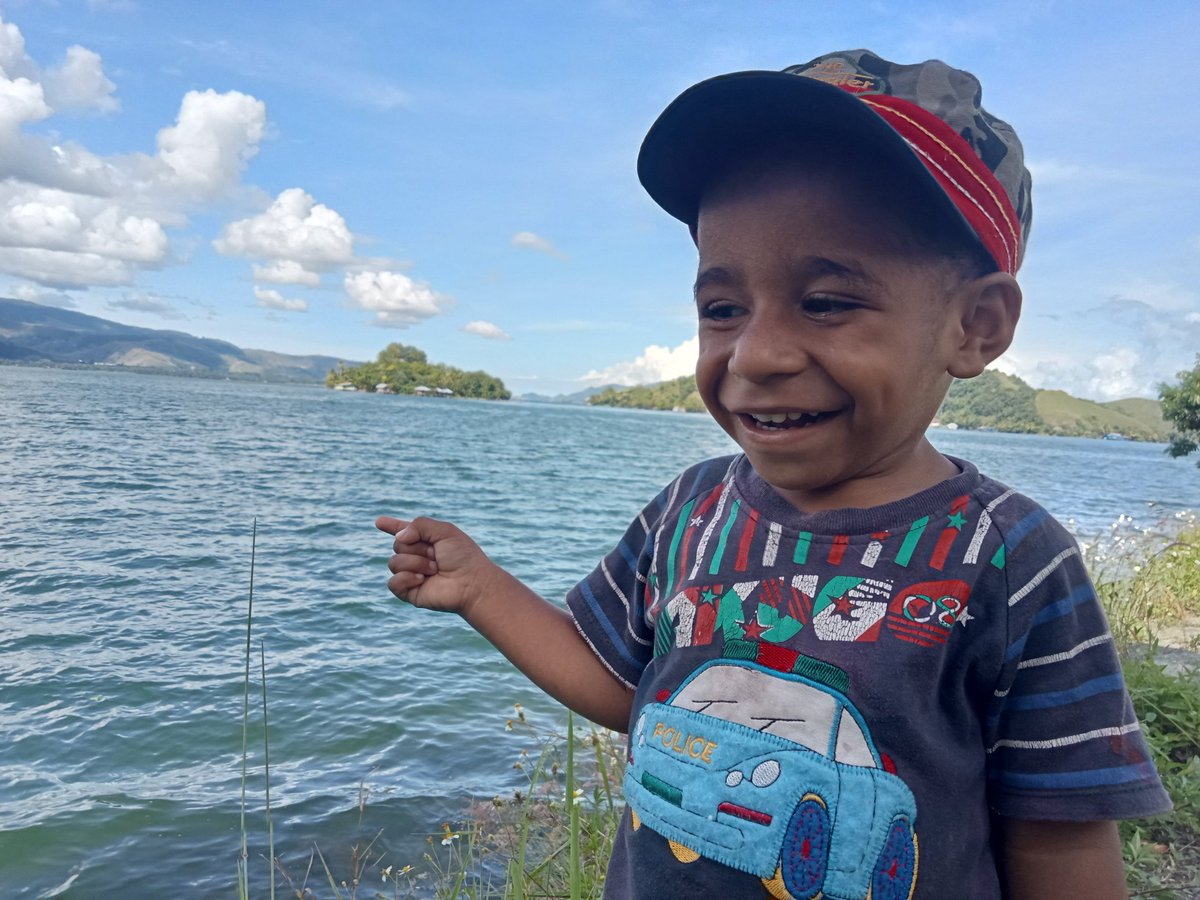 omoldoman's tweet photo. Refreshing di danau sentani https://t.co/wde58atL76