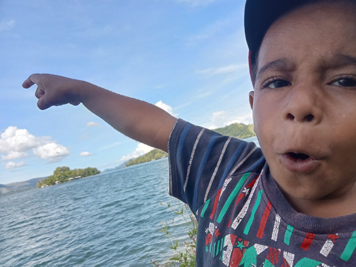 omoldoman's tweet photo. Refreshing di danau sentani https://t.co/wde58atL76