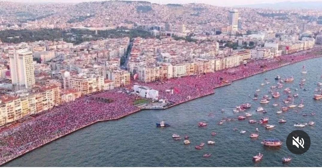 İzmir Sahil Boyunda Türk Bayraklı İnsan  Seli..