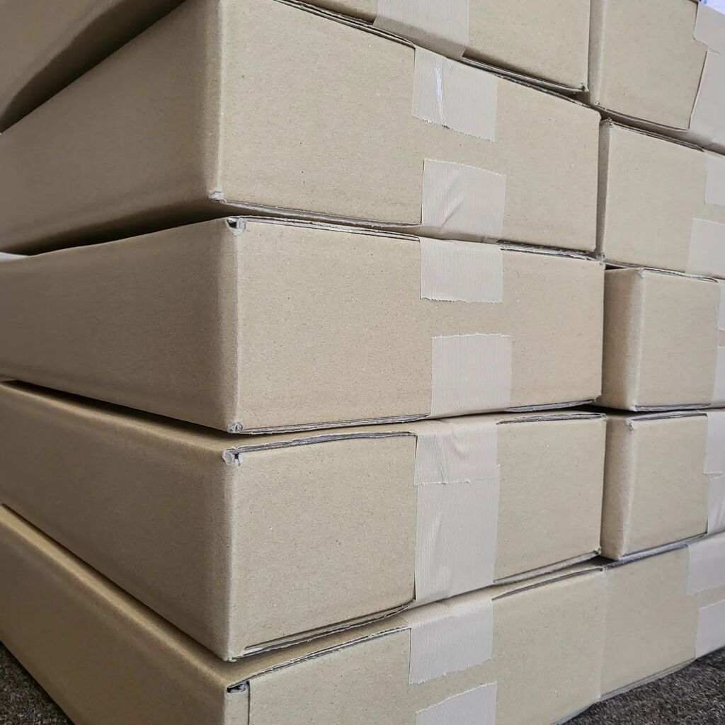 お待たせいたしました！
出来立てほやほやのSURENAの発送手続き中です。

今回もたくさんのSURENAが旅立ちます。
今年の夏、皆様が少しでも思いっきり楽しめるようにアンダーウェアSURENAががんばりますね☺️