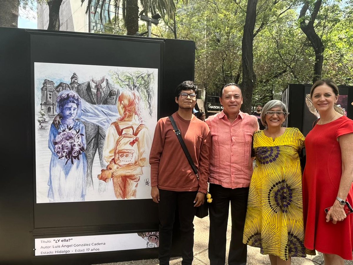 COESPOHIDALGO's tweet photo. El Mtro. Víctor Hugo Vidal Álvarez, Secretario Técnico de @COESPOHIDALGO asistió a la inauguración de la exposición de obras ganadoras del 29 Concurso de Dibujo, donde el dibujo de Luis Ángel González Cadena de 17 años, de Tula, Hgo. obtuvo el Primer lugar de la categoría D. https://t.co/kA6u4wYIm1