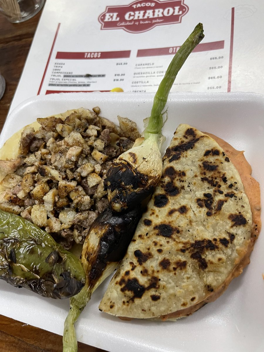 bettyparedon's tweet photo. @MuchachoTacos1 @monchyalmada Pues yo no me iba quedar con la duda !! Riquísimos … la ubre, tripitas carne y los frijoles deliciosos 👍✅✅👏excelente tu reseña #Tacos #ElCharol https://t.co/6Yhmzt7Vik