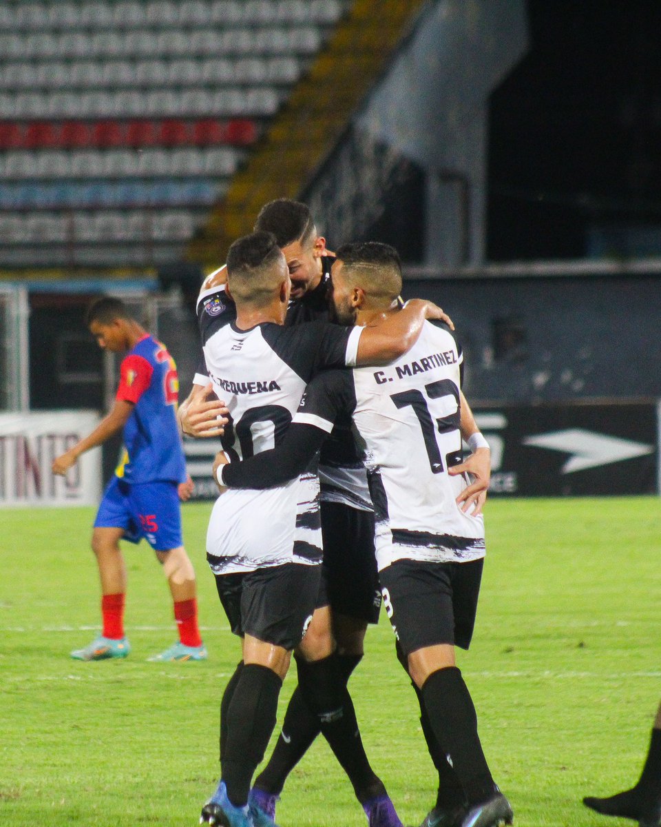 ZamoraFutbolC's tweet photo. 🤩🙌🏼 @imiguelcelis anotó sobre el final del partido, el GOL que le dio la victoria a nuestro blanquinegro frente a @UCVFCOFICIAL. 

#VamosZamora #ZamoraGrande https://t.co/ZuEBHCzjmz