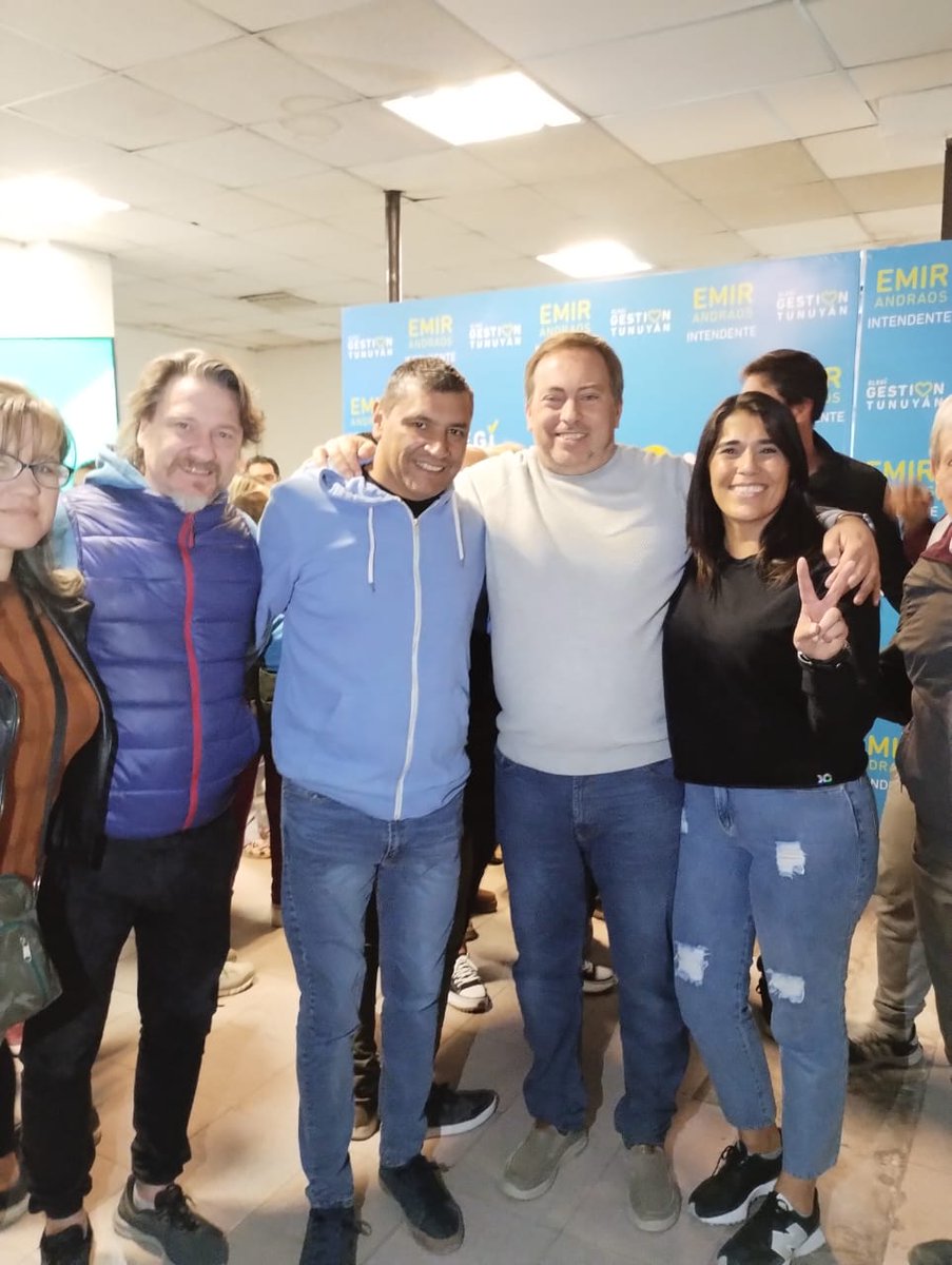 MartinLorena_ok's tweet photo. Felicitaciones a Emir Andraos, Martín Aveiro, Oscar Méndez, l@s compañer@s del movimiento Evita de Tunuyán y todo el pie lo tunuyanino por esta victoria.

Damos el primer paso de seguir construyendo una Patria más justa.

#elegi #502A 
#rearmemosmendoza https://t.co/0EdzbFba4c