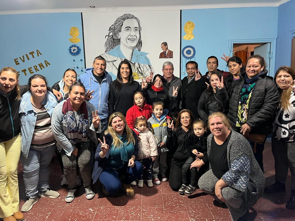 MartinLorena_ok's tweet photo. Felicitaciones a Emir Andraos, Martín Aveiro, Oscar Méndez, l@s compañer@s del movimiento Evita de Tunuyán y todo el pie lo tunuyanino por esta victoria.

Damos el primer paso de seguir construyendo una Patria más justa.

#elegi #502A 
#rearmemosmendoza https://t.co/0EdzbFba4c