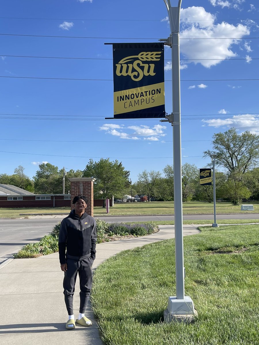 AmandaWade87's tweet image. 👋🏽 @WichitaState 👋🏽 @GoShockersMBB 
Made a quick 🛑 to see this beautiful campus in between basketball games.
@austinwyoung_ 🎓Class of 2025 @SHS_Mustangs @SHSMustangHoops 
#scholar #athlete #nxtpro