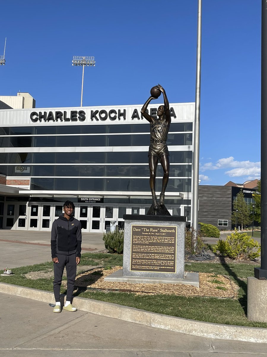 AmandaWade87's tweet image. 👋🏽 @WichitaState 👋🏽 @GoShockersMBB 
Made a quick 🛑 to see this beautiful campus in between basketball games.
@austinwyoung_ 🎓Class of 2025 @SHS_Mustangs @SHSMustangHoops 
#scholar #athlete #nxtpro