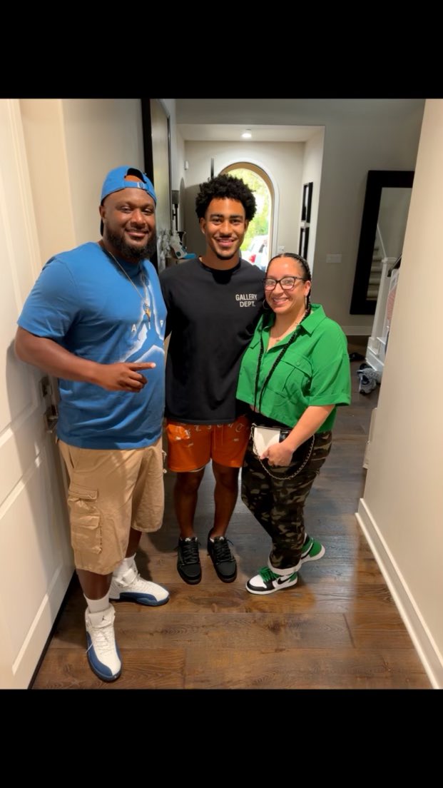 Coach_Maxie626's tweet image. Had a great time with the Young Family tonight. Thank you guys for the invite we had an amazing time. Proud of you Bryce go kill it in Carolina. #BryceYoung #1DraftPick