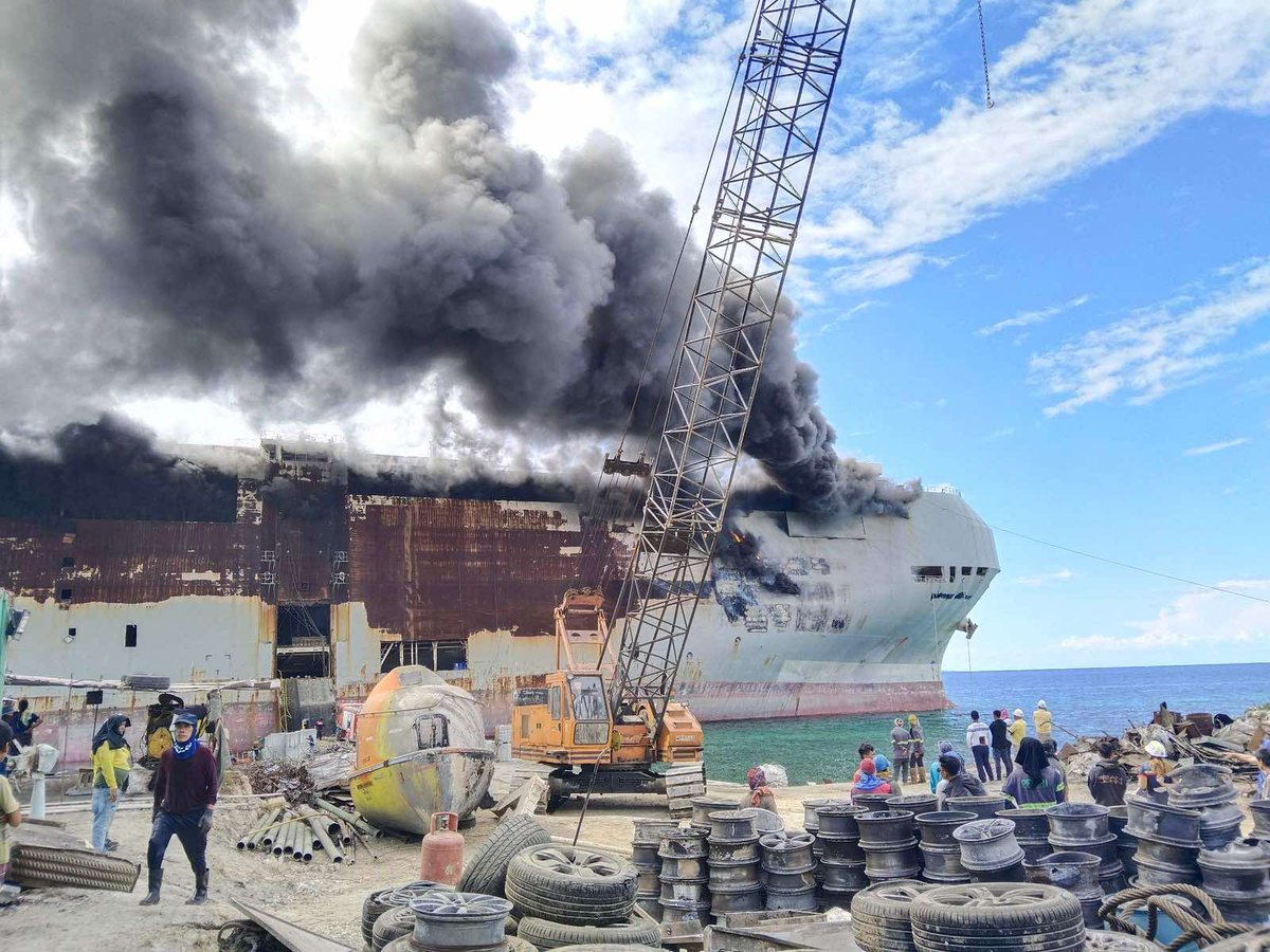 Splash_247's tweet image. Fire rips through ill-fated car carrier  dlvr.it/SnKvhc