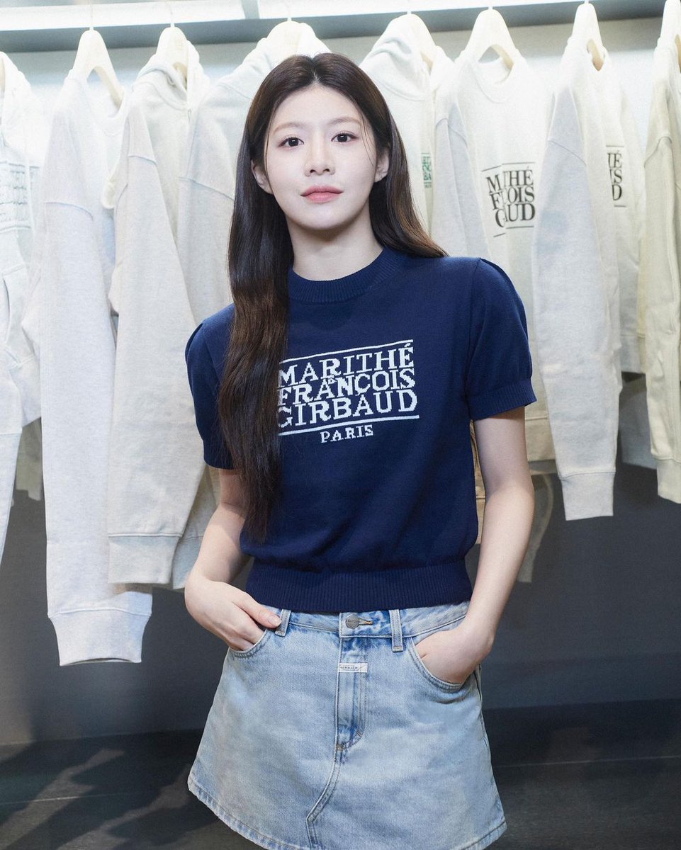 yuwelphoria's tweet photo. Go Younjung visited the pop-up store of Marithé Korea 💙🖤

#GOYOUNJUNG https://t.co/BlYjuO9BDT