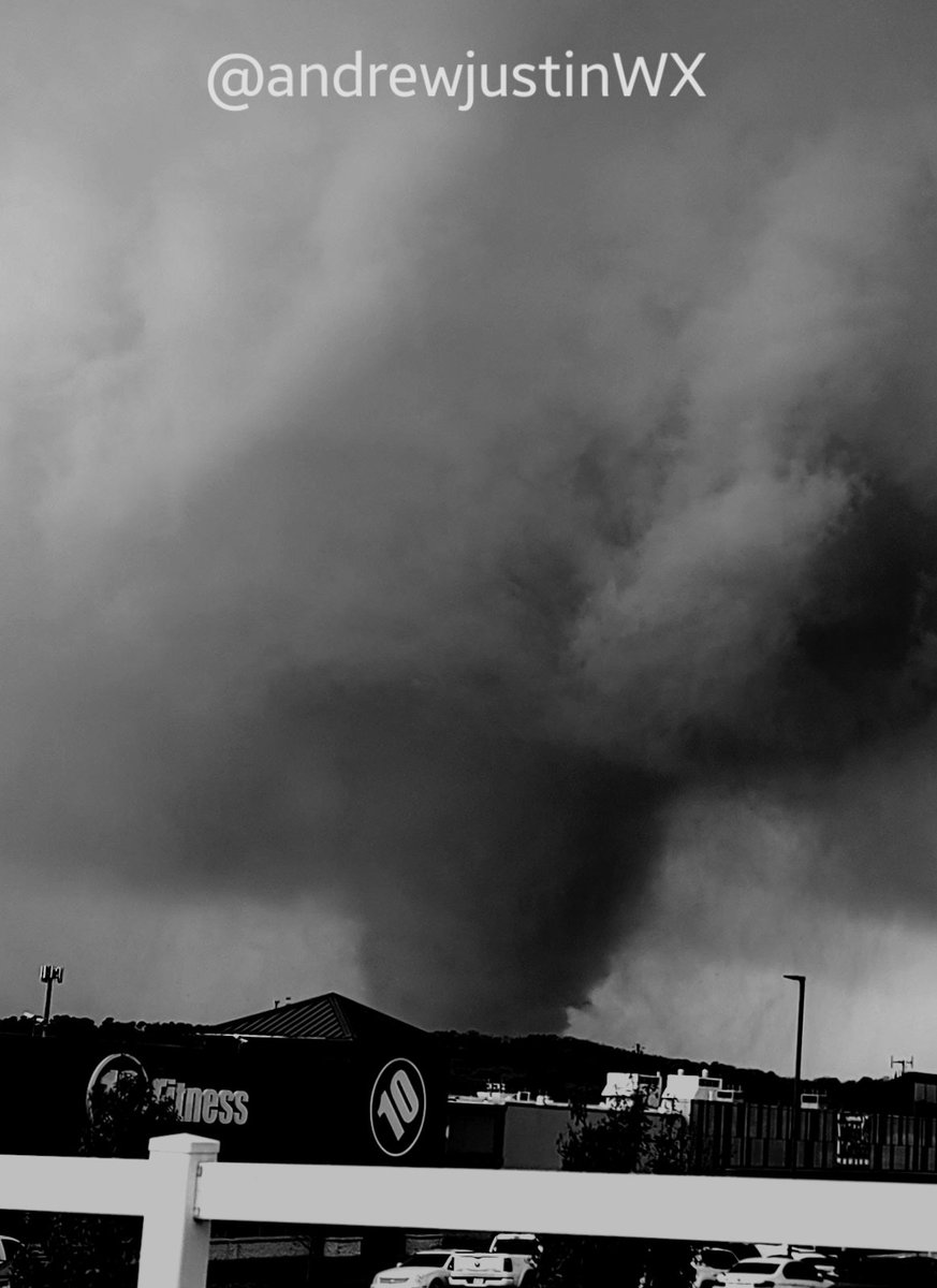 andrewjustinWX's tweet photo. A high-end EF3 tornado descends upon the Little Rock, AR metro area on March 31, 2023. #arwx https://t.co/DtlqaeTybP