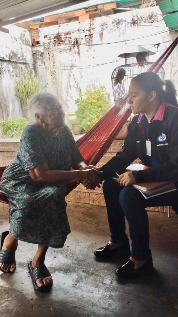TarekWiliamSaab's tweet photo. #ahora @MinpublicoVEN  #designa Fiscalía 2 de Apure en #respuesta #inmediata al requerimiento de María González de 92 años: a quien su hija le exigía un pago de dinero para no desalojarla de la casa que ocupaba: quién además forjó documentos de propiedad para apropiarse d su casa https://t.co/VJpPUSYZAL