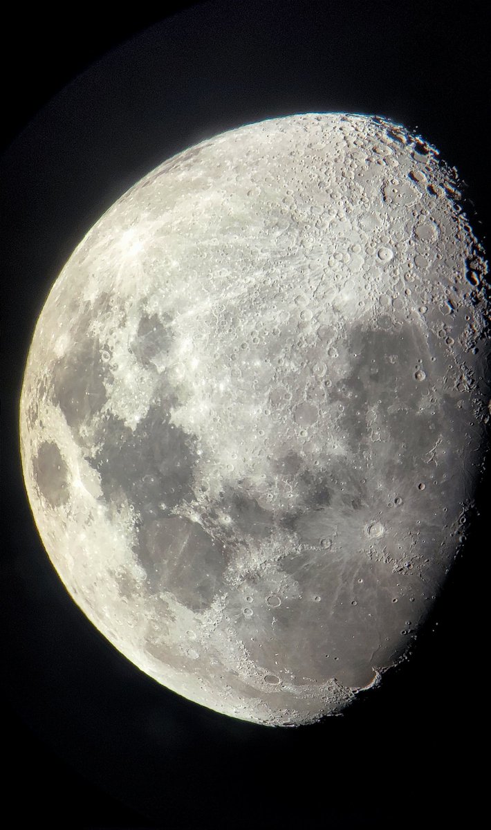 seba_sirius's tweet image. Recién sacada del horno! La luna de esta noche, fase gibosa creciente, 78% iluminada, transitando la constelación de Leo! Celular y telescopio. Hágale zoom y disfrute sus detalles.