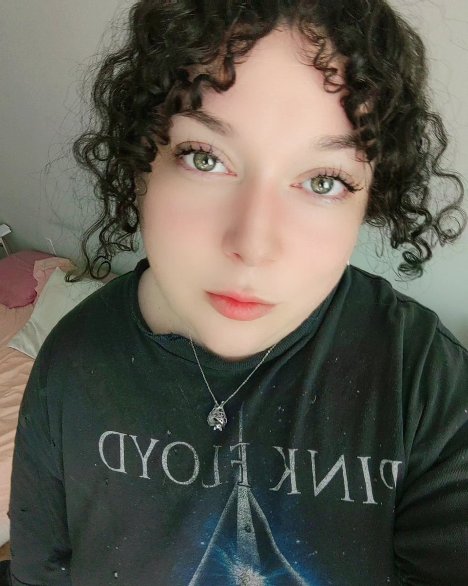 MLHWriter's tweet image. Lazy day, new bangs, and a ratty tribute to a beloved band. Truly a favorite writing day fit. ❤️

writer | actress | cozy sunday