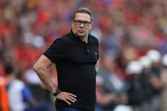 BlogDoTato67's tweet photo. #EXCLUSIVO
Pofexô @vluxemburgo será o próximo treinador do Small Club de Itaquera. Acordo está fechado. Falta só as assinaturas.
Pode preparar pra ralar a bunda no gramado aí, pipoqueiros do @_sccpnews.
Com o pofexô, a história é outra.
#BlogDoTato https://t.co/Xp4d0vv4YM