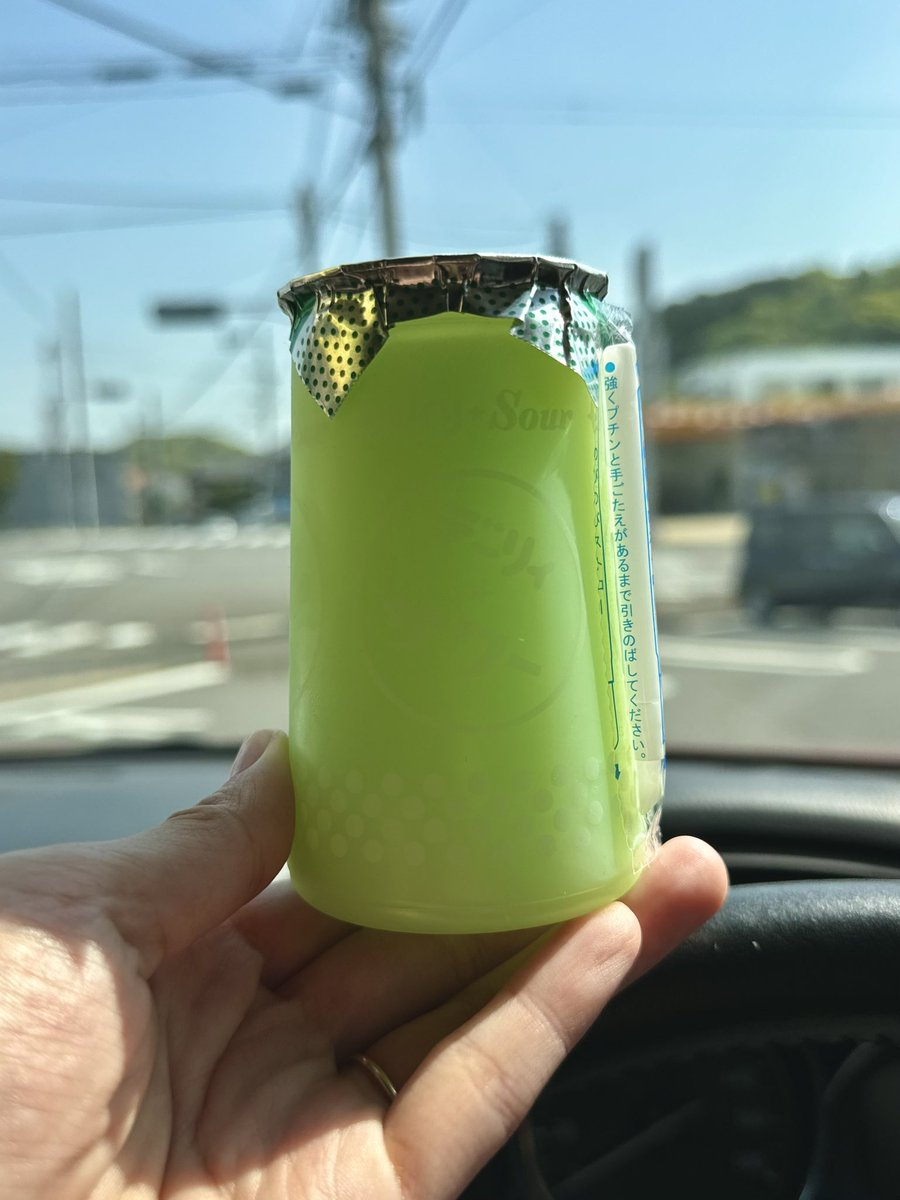 Naaaassom's tweet photo. コンビニで見つけた謎の飲み物デーリィ・サワー　メロン味🍈
懐かしい味がする。 https://t.co/tQqbPQ2MNd