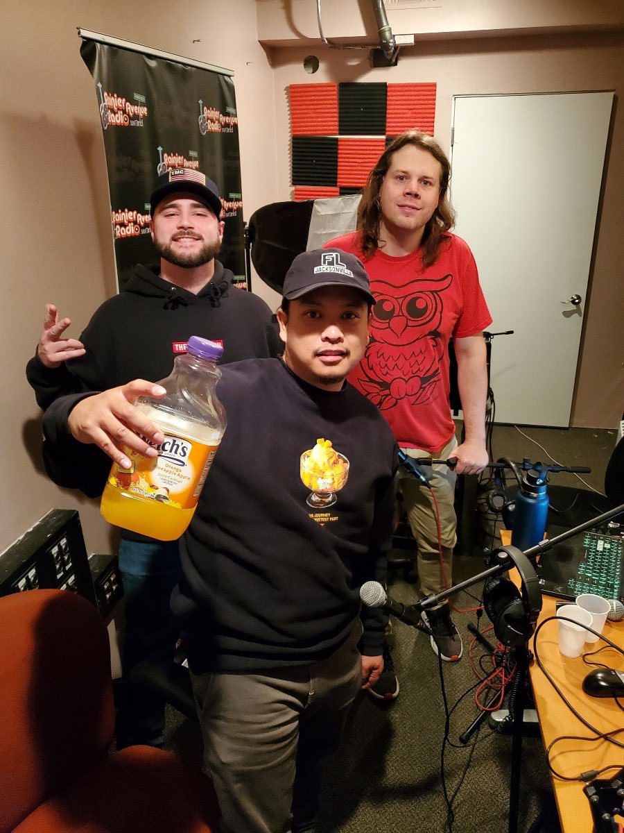 FreshJuiceMedia's tweet photo. Letsss go!! @markellfromthec chills after the show last week over some orange pineapple apple juice 🧃
Watch Fresh Juice 652 also featuring @illumiRahney and @PL4NiTTNAMiK in the link in bio for another amazing episode and be sure to cop Markell’s album #BytheGrace https://t.co/PRvafcR4T8