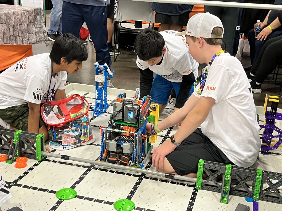 RoboHillers_1715 tweet media