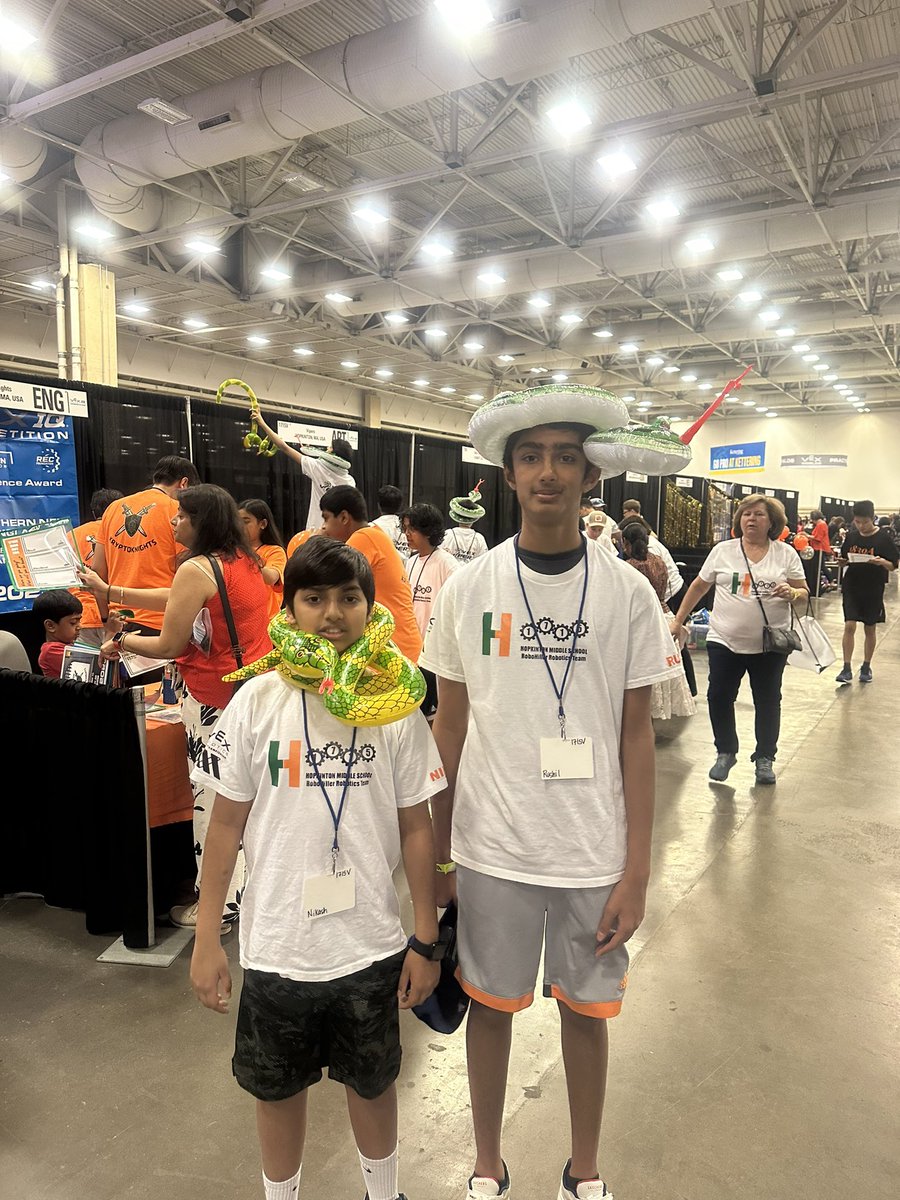 RoboHillers_1715 tweet media