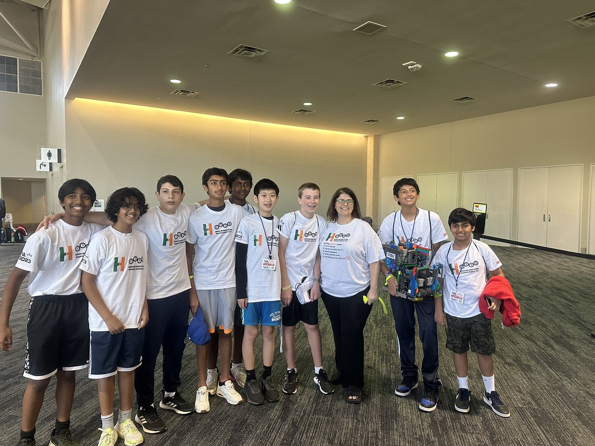 RoboHillers_1715 tweet media