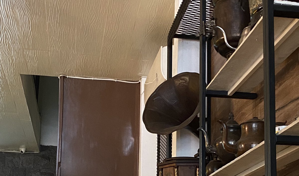 work! hari ini udh cantik udh wangi siap ke kantor. pas nyampe kok ga ada yang masuk, ternyata tanggal merah 😭😭kalo kalian jd aku bakal kemana dulu? mau pulang nanggung bgt udh cantik cantik 😭 saran pls enaknya ngapain hari ini