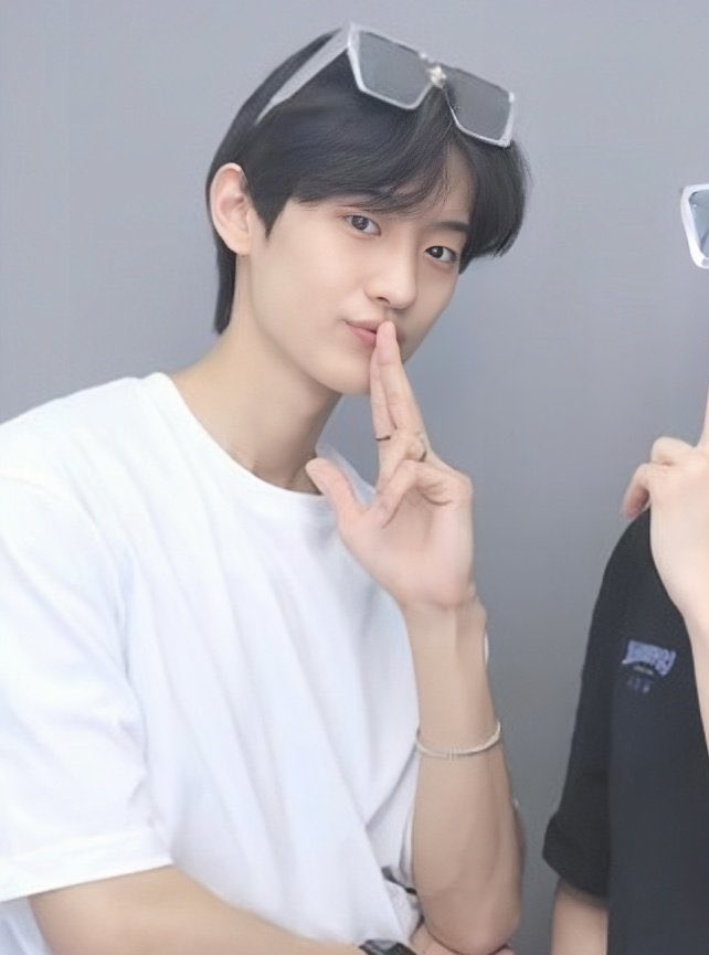 MILKPANSUS's tweet photo. ok but oh jun taek? https://t.co/O4jNEXJdzj