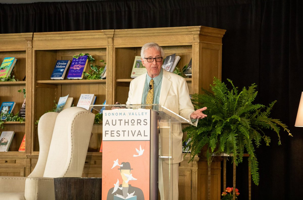 svauthorsfest's tweet photo. Timely and insightful, @hugovickers, an expert on the British Royal Family, detailed the final years of the Queen’s life and offered insight into the upcoming coronation. 📚 #SVAF https://t.co/HjGBHlnVYr