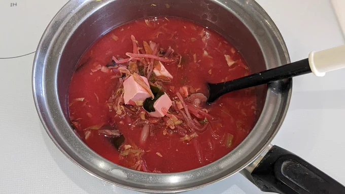 ビーツをいれた味噌汁。