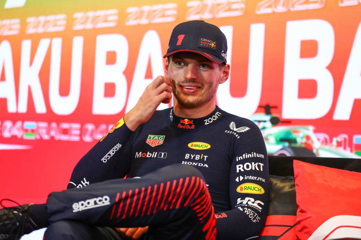 PrimeF1__'s tweet photo. “En el primer stint, probablemente podría haber sido un poco más agresivo con la forma en que estaba usando mis neumáticos. Creo que fui demasiado cuidadoso. Y por eso @SChecoPerez estaba bastante cerca de mí. Y luego, vino la llamada a boxes. Vi que había un auto detenido. Es algo para revisar. Claramente se podía ver que había una rueda dañada y parecía que él no iba a poder conducir de regreso a boxes de todos modos, incluso si hubiera ido en reversa, así que es algo para mirar, porque por supuesto se dañó mi carrera después de eso.

Luego del Safety Car, busqué presionar a ‘Checo’ para tratar de entrar en el DRS. Creo que una vez estuve bastante cerca de conseguirlo. Pero simplemente aguanté muy cerca, probablemente dañé demasiado mis neumáticos al principio para un periodo tan largo. Entonces, en un momento, solo me acomodé para buscar hacer lo mío y no dañar los neumáticos por completo hasta el final. Pero fue muy difícil tener un buen balance, y estaba luchando con sobreviraje y luego subviraje.

Entonces, durante toda la carrera, solo estuve probando muchas cosas en mi volante para tratar de tener un poco de mejor sensación, equilibrio en el auto. Y, de hecho, creo que encontré un buen compromiso hacia el final de la carrera porque que mis últimas 10 vueltas fueron mucho más fuertes, y me sentí mucho más feliz con el auto, cómo se estaba comportando todo. Entonces, en general, puedo estar bastante satisfecho con el segundo. Quiero decir, por supuesto que siempre quieres ganar, pero a veces necesitas este tipo de fines de semana para aprender y comprender mejor el auto, lo que necesita el coche para ir más rápido. A veces en un circuito callejero como este, realmente sale a relucir. Fue un buen día para seguir adelante.

Pude ver que el auto [DEV] se detuvo, pero por supuesto, el equipo tiene un poco más de visión general de eso. Como dije, investigaremos si hubiera algo que pudiéramos haber hecho diferente, porque tampoco sé cuándo llegó la llamada exacta a boxes, ¿cierto? Así que sí, es difícil hablar en este momento. Hay algunas cosas que observar, pero nuevamente, siempre sé que el equipo trata de hacer lo mejor y tal vez solo hoy tuvimos mala suerte.

‘Checo’ este año ha tenido un desempeño realmente bueno y eso es genial de ver. Se siente cada vez más confiado en el auto y también en el equipo, realmente lo estamos disfrutando. Y creo que ‘Checo’ y yo la estamos pasando bien, y también es muy importante reconocer y apreciar cuando alguien ha hecho un gran trabajo. Eso es exactamente lo que sucedió hoy. Seguiremos luchando el resto de la temporada pero eso es normal, lo hemos hecho toda la vida”: @Max33Verstappen 🔥🇳🇱

#AzerbaijanGP