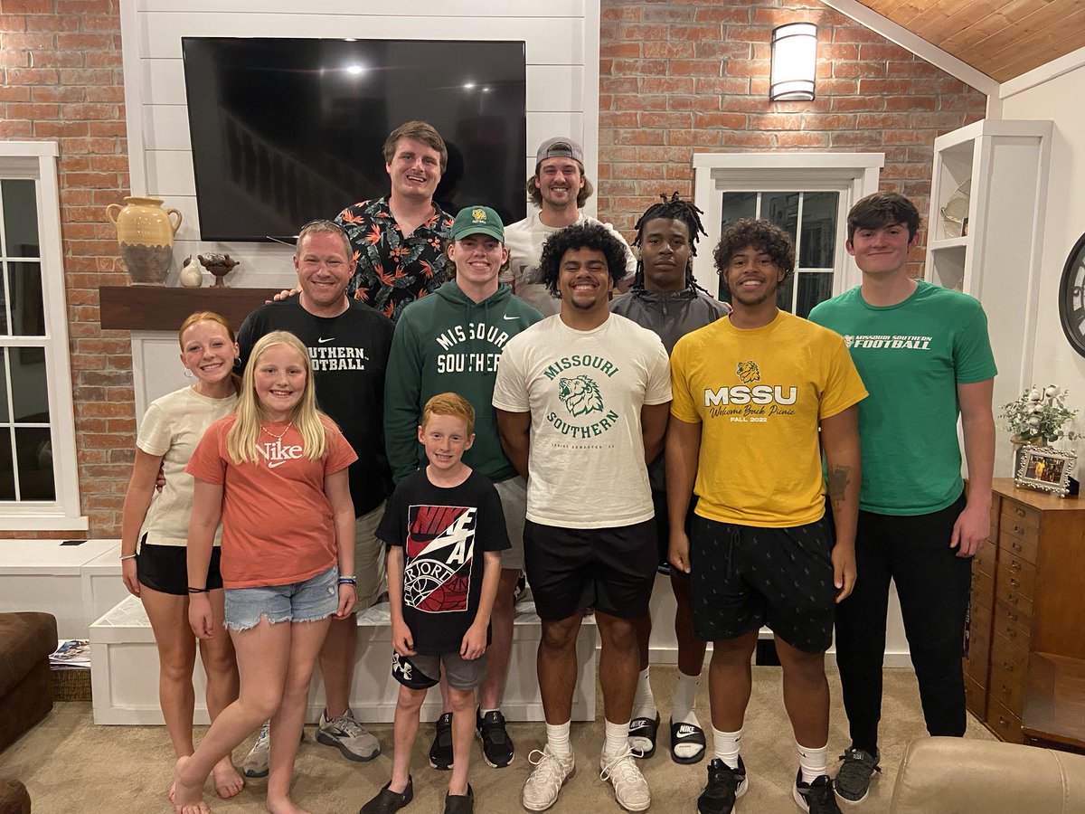 CoachRahl's tweet photo. Great night and lots of laughs at the #TECore Spring Cookout! This group has been a blessing to coach this year!! ⁦@MOSOFootball⁩ https://t.co/bLekMelqix