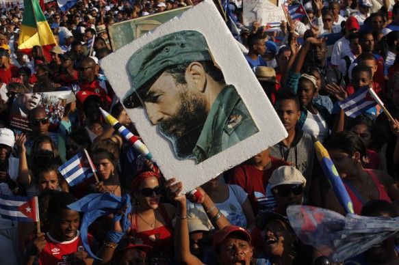 En cada plaza cubana,
vas en la primera fila,
y contemplan tus pupilas
a este pueblo que se hermana.
Tu convicción se desgrana
como aguacero de mayo;
y al cantío del buen gallo
Fidel, despierto prosigue:
¡Vemos que en la marcha sigue
al galope tu caballo! #ALaPatriaManosYCorazón