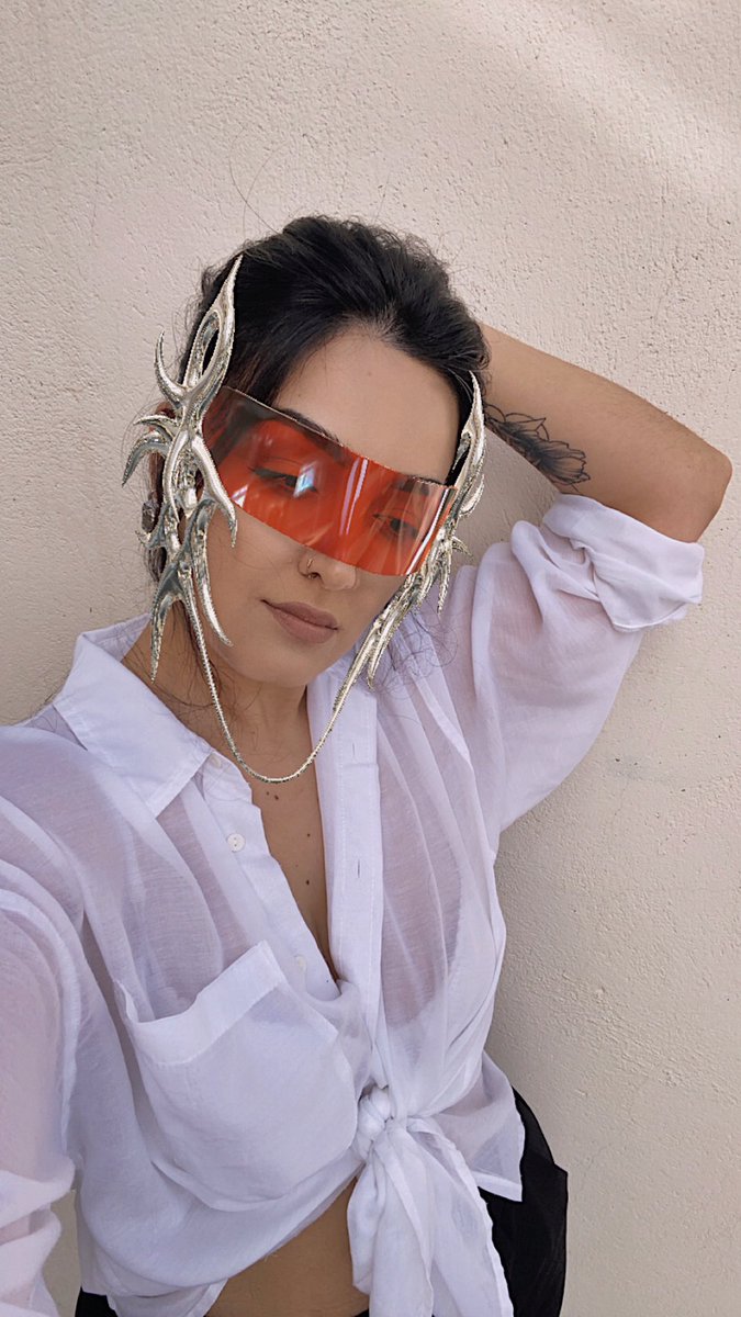 This piece is called Vocalizer. It’s from my 369 Digital Accessory Collection.

To learn more about its story check the link in my bio.

#snapar #digitalfashion #AugmentedReality #3dfashion #nft #fashionnft