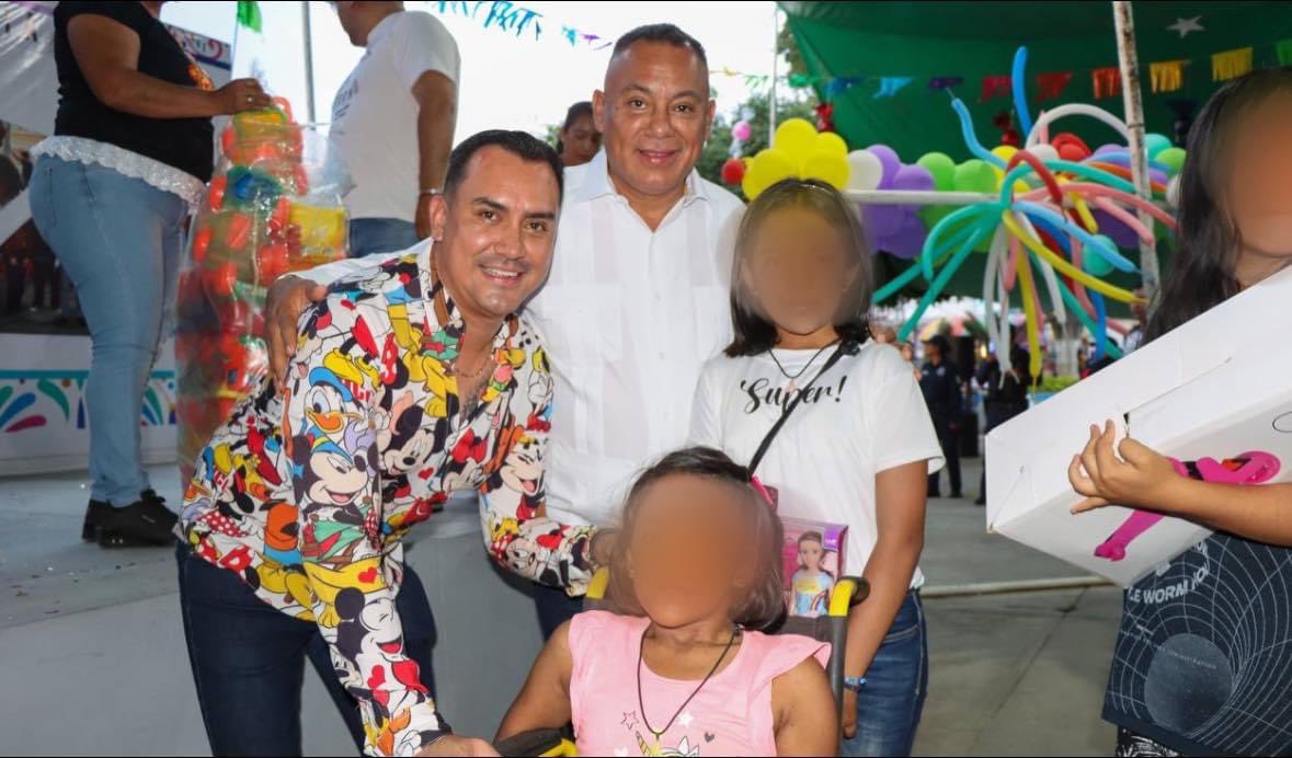EricOrtizH's tweet photo. Hoy consentimos a las niñas y los niños de Xoxocotlán, con payasos, juegos y sobre todo fomentando la convivencia y el amor familiar.
#UnidosYEnFamiliaAvanzamosTodos https://t.co/jOzO5znQr1