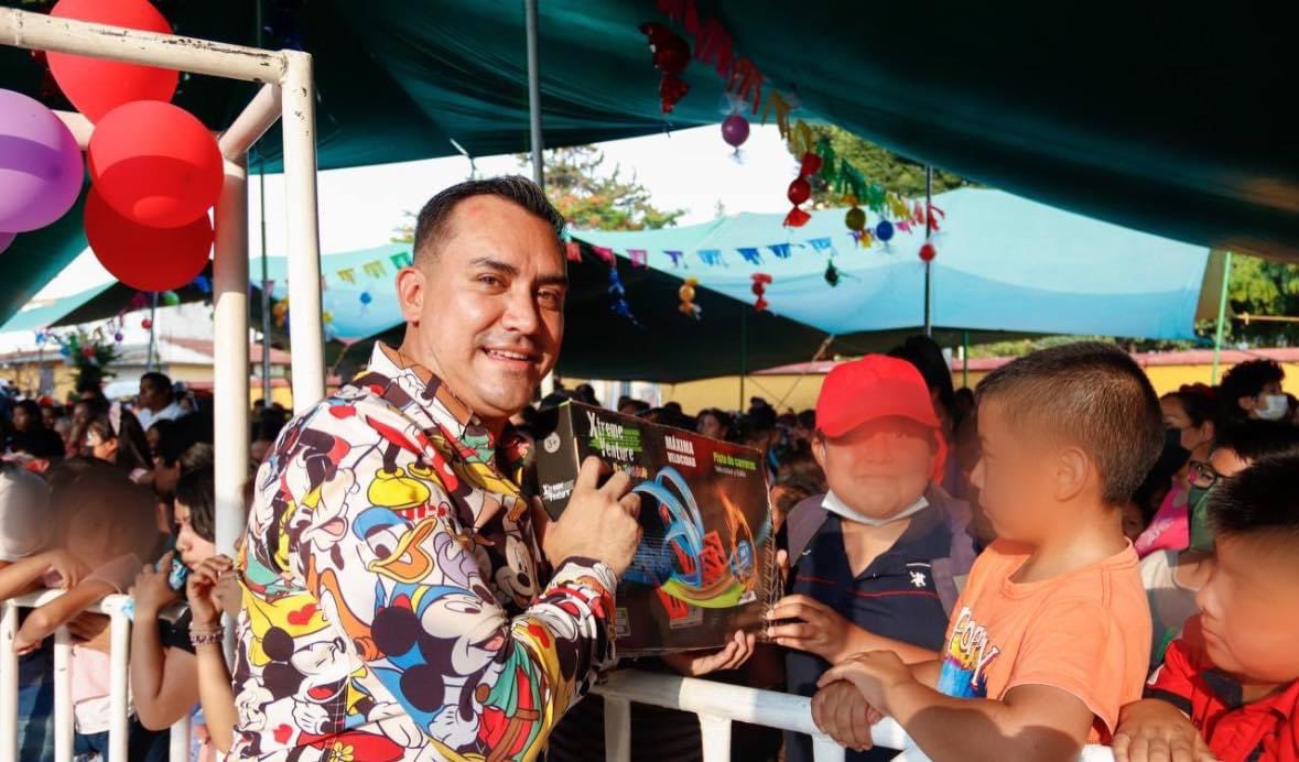 EricOrtizH's tweet photo. Hoy consentimos a las niñas y los niños de Xoxocotlán, con payasos, juegos y sobre todo fomentando la convivencia y el amor familiar.
#UnidosYEnFamiliaAvanzamosTodos https://t.co/jOzO5znQr1