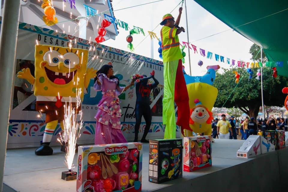 EricOrtizH's tweet photo. Hoy consentimos a las niñas y los niños de Xoxocotlán, con payasos, juegos y sobre todo fomentando la convivencia y el amor familiar.
#UnidosYEnFamiliaAvanzamosTodos https://t.co/jOzO5znQr1