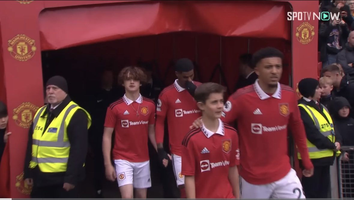 Dr_maracas's tweet photo. ラッシュフォードのエスコートキッズがバカみたいにでかいと話題でワロタwwwwww

※ラッシュフォード187cm https://t.co/KlSPidYdOw