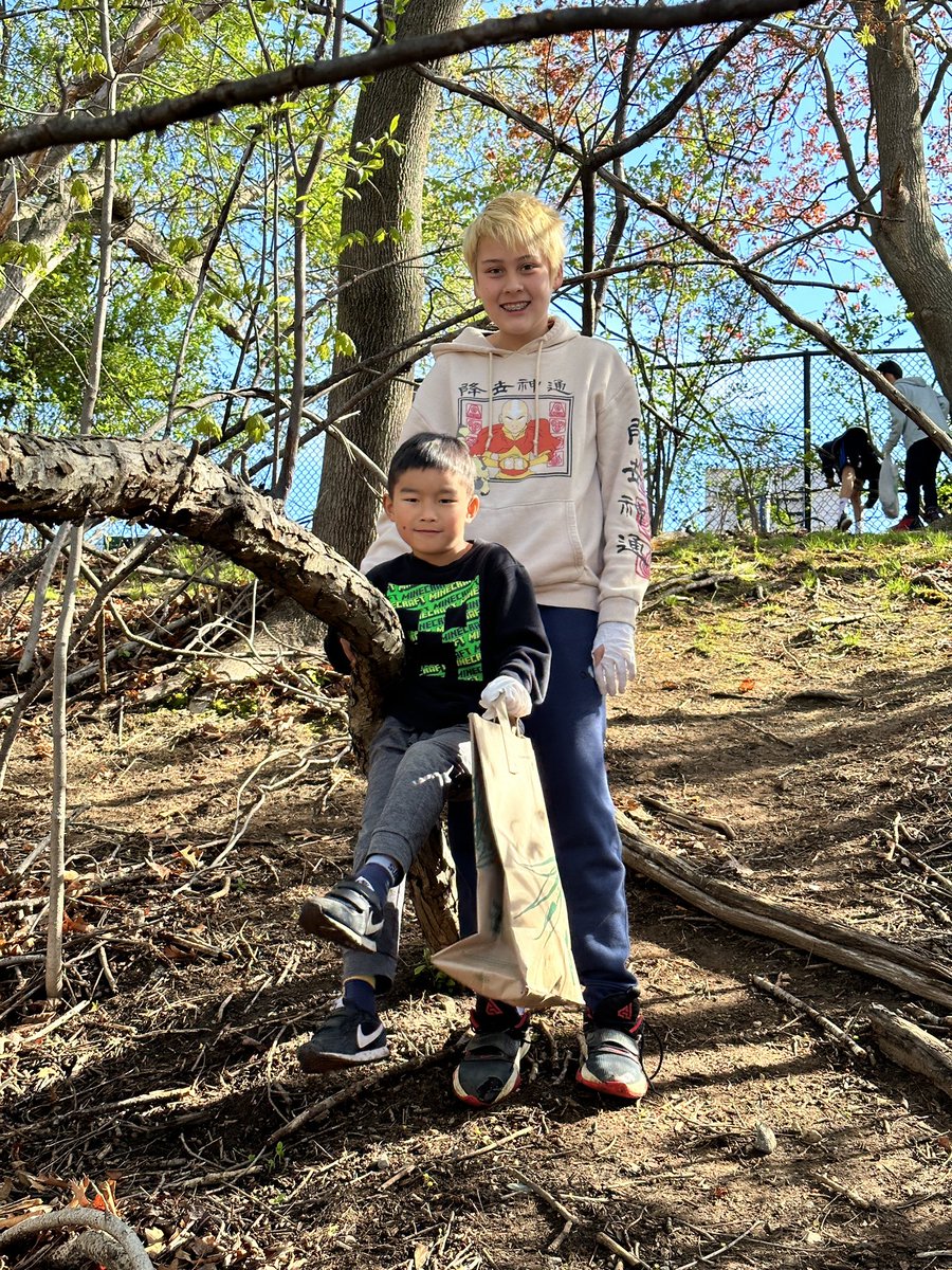 5A_Baker's tweet photo. In the spirit of Earth Day, 5A and 1L worked together to clean up the Baker grounds. 🌎 https://t.co/yEoZZd59On