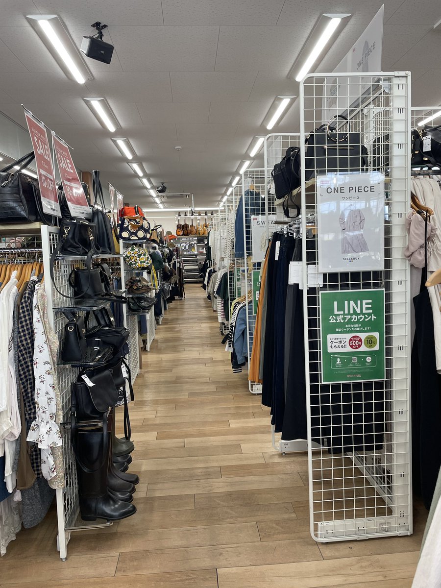 em202205's tweet photo. 不用品売りにセカスト来てるよ！
GWは多いね💦
みんな衣替えするからかな？
＃SecondStreet https://t.co/FROHTYOj5Y