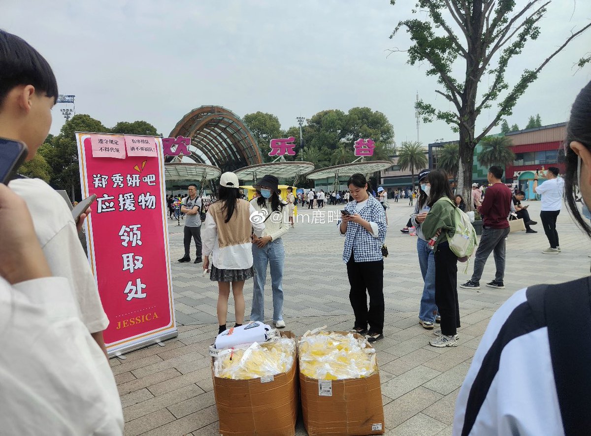 JessicaCharts's tweet photo. Jessica's fans are already flocking to the Summit Music Festival in Chengdu to support her at her first festival.

#JessicaJung #郑秀妍 #제시카 https://t.co/IArQzTqO8W