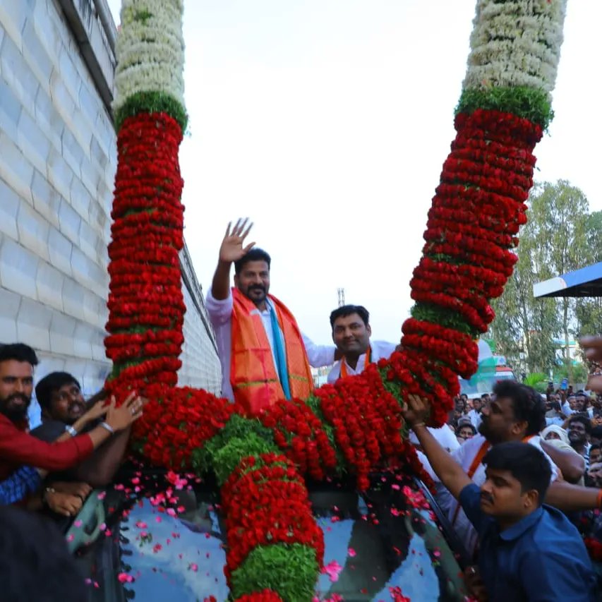 ARJanampalli's tweet photo. మహబూబ్నగర్ జిల్లా కేంద్రంలో నిర్వహిస్తున్న నిరుద్యోగ నిరసన ర్యాలీకి విచ్చేసిన గౌరవనీయులు టిపిసిసి అధ్యక్షులు రేవంత్ రెడ్డి గారికి ఘన స్వాగతం పలికిన టీపీసీసీ ప్రధాన కార్యదర్శి జనంపల్లి అనిరుధ్ రెడ్డి గారు @INCIndia
@Manikrao_INC @revanth_anumula @ https://t.co/FvleQSDwdR